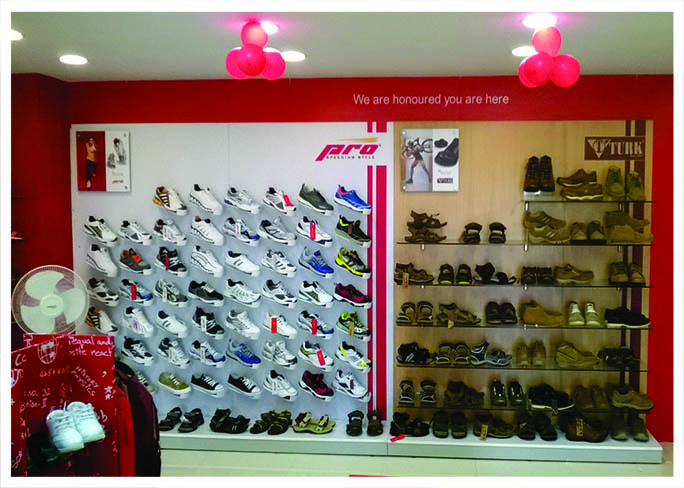 Retail-Space-Designing-Shoes-planet-dezign